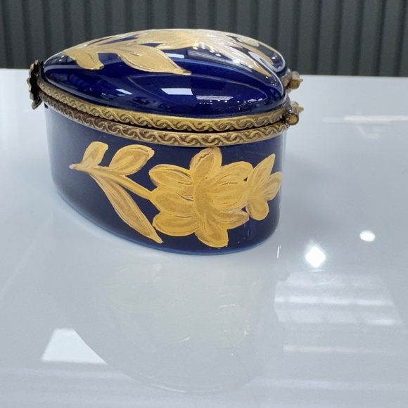Artisanal Limoges Heart-Shaped Trinket Box - Picture 4 of 7